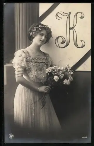 AK Buchstabe K an einer Leinwand, Frau im Kleid mit Blumenstrauss
