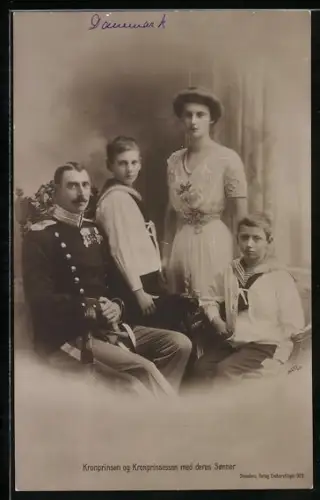 AK Kronprinsen og Kronprinsessen med deres Sönner, Königspaar von Dänemark mit Söhnen in Matrosenanzügen