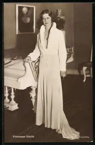 AK Prinzessin Sibylla von Schweden im eleganten Kleid an Flügel gelehnt