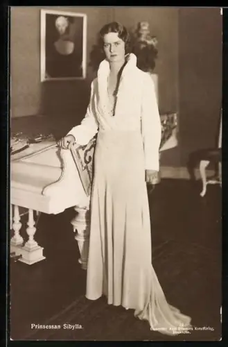 AK Prinzessin Sibylla von Schweden im eleganten Kleid an Flügel gelehnt