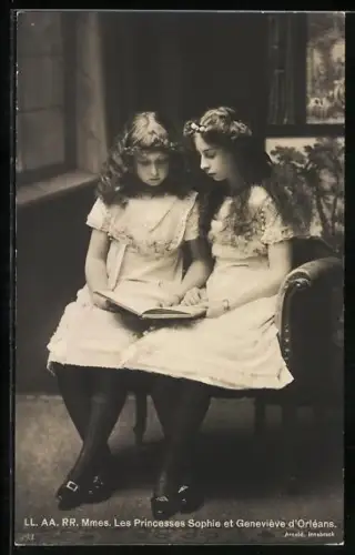 AK Les Princesses Sophie et Genevieve d`Orleans, Prinzessinnen von Belgien schauen in ein Buch