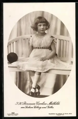 AK I.H. Prinzessin Caroline Mathillde von Sachsen-Coburg-Gotha auf einer Bank sitzend