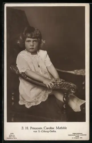 AK Prinzessin Caroline Mathilde von Sachsen-Coburg-Gotha sitzt in einem Stuhl