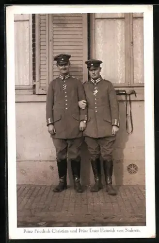 AK Prinz Friedrich Christian und Prinz Ernst Heinrich von Sachsen, beide in Uniform vor einem Haus stehend