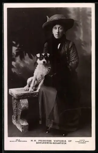 AK H. H. Princess Victoria of Schleswig-Holstein mit Hund auf Bank sitzend