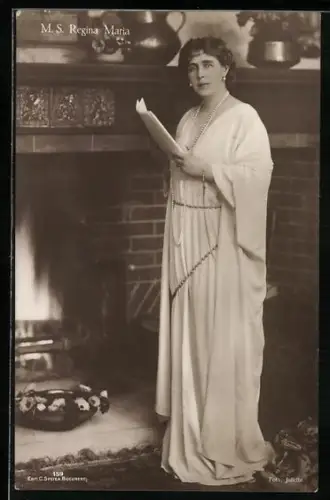 AK Königin Maria von Rumänien vor dem Kamin