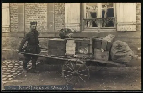 AK Soldat schiebt einen Karren, Des Kraftfahrers Umzug