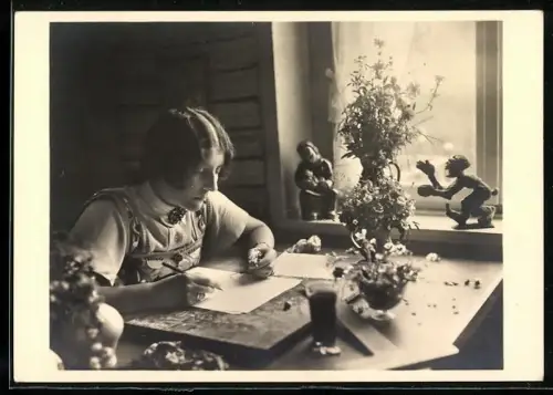 Künstler-AK Sulamith Wülfing: Künstlerin beim Zeichnen einer Pflanze