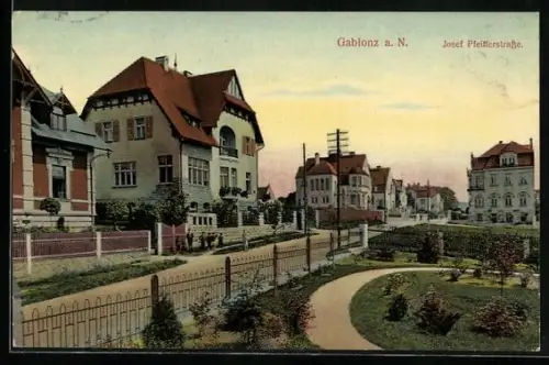 AK Gablonz a. N., Josef Pfeifferstrasse mit Wohngebäuden