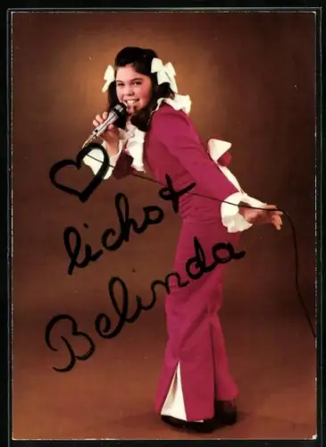 AK Musikerin Belinda lächelnd mit Mikrofon, Autograph