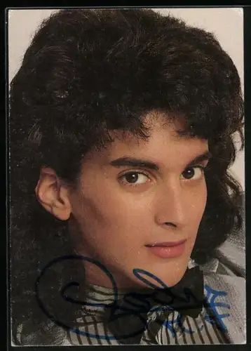 AK Musiker Rocky M. in die Kamera blickend, Autograph