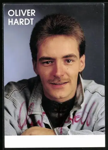 AK Musiker Oliver Hardt in die Kamera blickend, Autograph