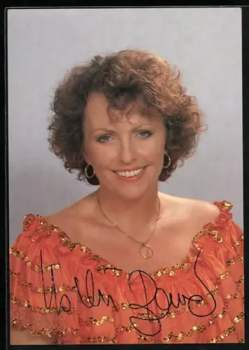 AK Musikerin Uschi Bauer lächelnd mit Halskette posierend, Autograph