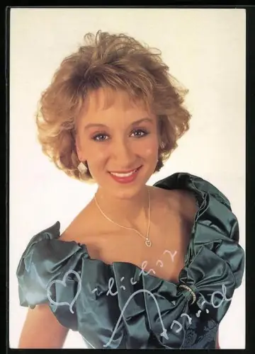 AK Musikerin Astrid Harzbecker mit Halskette, Autograph