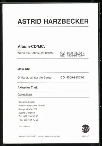 AK Musikerin Astrid Harzbecker mit Halskette, Autograph