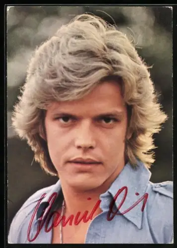 AK Musiker Daniel David in blauem Hemd, Autograph