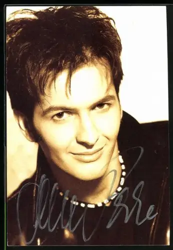 AK Musiker Alex Parker in die Kamera blickend, Autograph