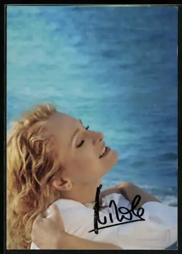 AK Musikerin Nicole in weisser Bluse, Autograph