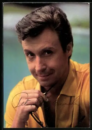 AK Musiker Peter Alexander in gelbem Hemd, Autograph
