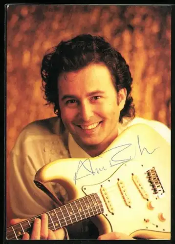 AK Musiker Alan Baker mit Gitarre, Autograph