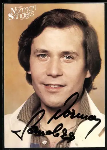 AK Musiker Norman Sanders mit Halskette posierend, Autograph