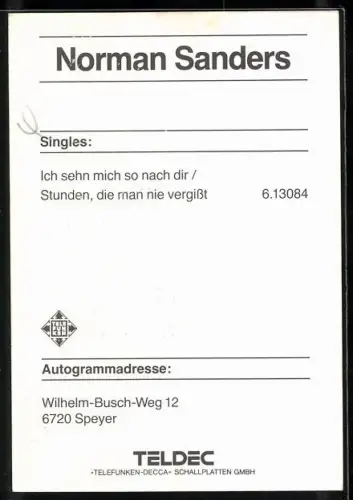 AK Musiker Norman Sanders mit Halskette posierend, Autograph