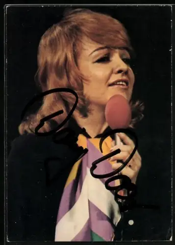 AK Musikerin Daisy Door mit Mikrofon in der Hand, Autograph