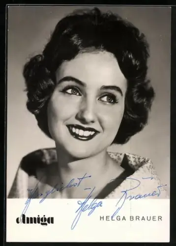 AK Musikerin Helga Brauer lächelnd im Porträt, Autograph