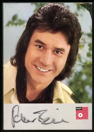 AK Musiker Peter Beil in die Kamera blickend, Autograph