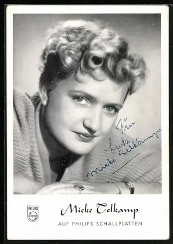 AK Musikerin Mieke Telkamp in die Kamera blickend, Autograph