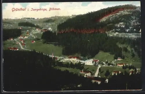 AK Grünthal i. Isergebirge, Ortsansicht vom Berghang aus mit umliegenden Wäldern