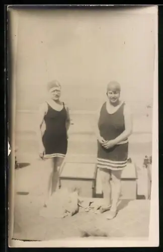 Foto-AK Zwei Frauen in Badeanzügen und mit Badekappen