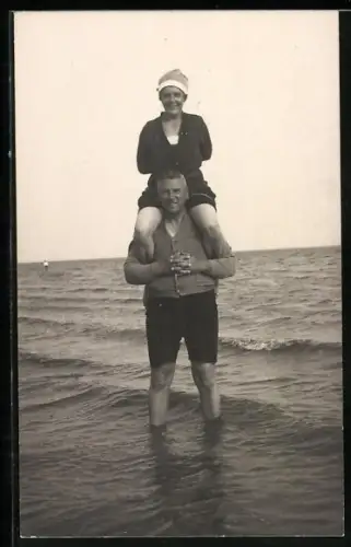 AK Mann in flachem Wasser stehend trägt Frau auf den Schultern