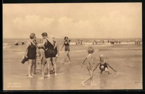 AK Kinder spielen am Strand, Frauen in Badeanzügen