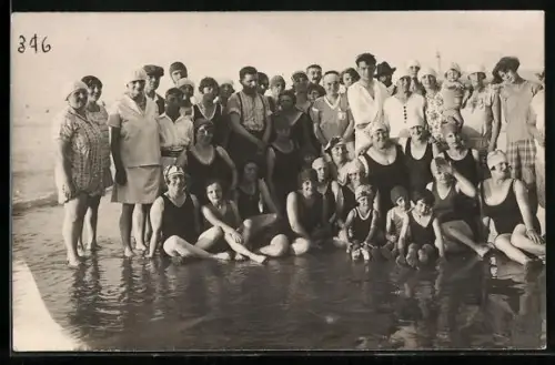 Foto-AK Gruppenfoto Frauen, Männer und Kinder in Badekleidung am Strand fotografiert