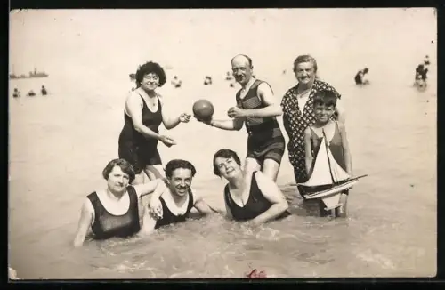 Foto-AK Frauen in Badeanzügen in flachem Wasser, Junge mit Modell einer Kielschwertyacht