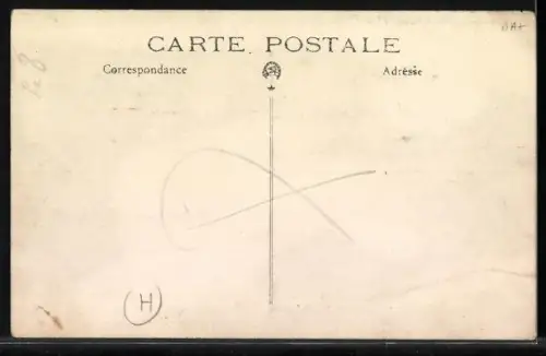 Foto-AK Frauen in Badeanzügen in flachem Wasser, Junge mit Modell einer Kielschwertyacht