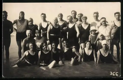 Foto-AK Männer, Frauen und Kinder in Badeankleidung stehen und sitzen im flachen Wasser