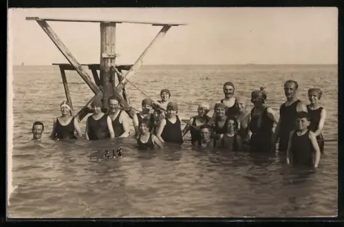Foto-AK Männer, Frauen und Kinder in Badeanzügen am Podest eines Seezeichens