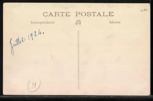 Foto-AK Männer, Frauen und Kinder in Badeanzügen am Podest eines Seezeichens