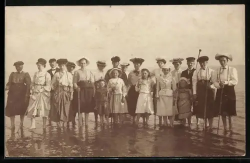 AK Frauen und Kinder in Badekleidung stehen im flachem Wasser