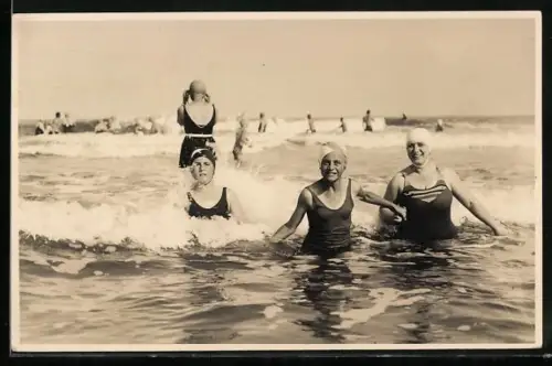 AK Frauen in Badeanzügen in der Brandung