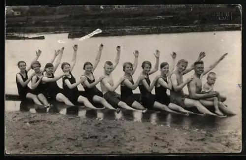 Foto-AK Männer und Frauen in Badeanzügen am Ufer fotografiert