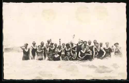 AK Juist, Männer, Frauen und Kinder in Badeanzügen in der Nordsee