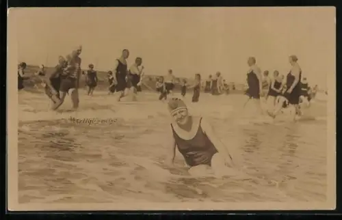 Foto-AK Frau im Badeanzug sitzt im flachen Wasser in der Brandung
