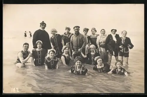 Foto-AK Frauen und Männer in Badekleidung im flachen Wasser portraitiert