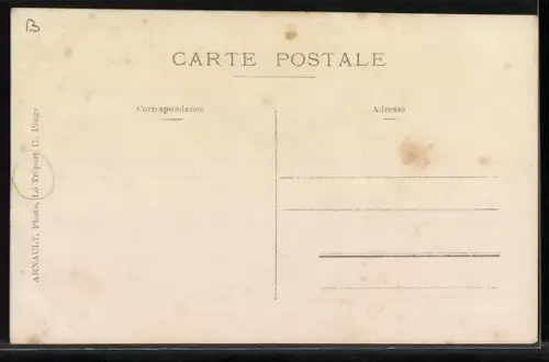 AK Le Tréport, Frauen und Männer am Steinstrand sitzen vor Strandkörben