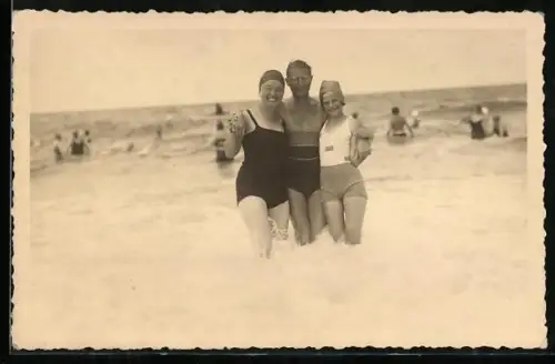 AK Familie in Badekleidung in aufgewühlter See am Ufer