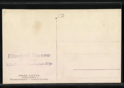 Foto-AK Norderney, Drei Frauen in Badeanzügen sitzen am Strand