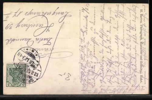 AK Zwei Frauen in Strandkleidung liegen in einer Sandburg am Ufer